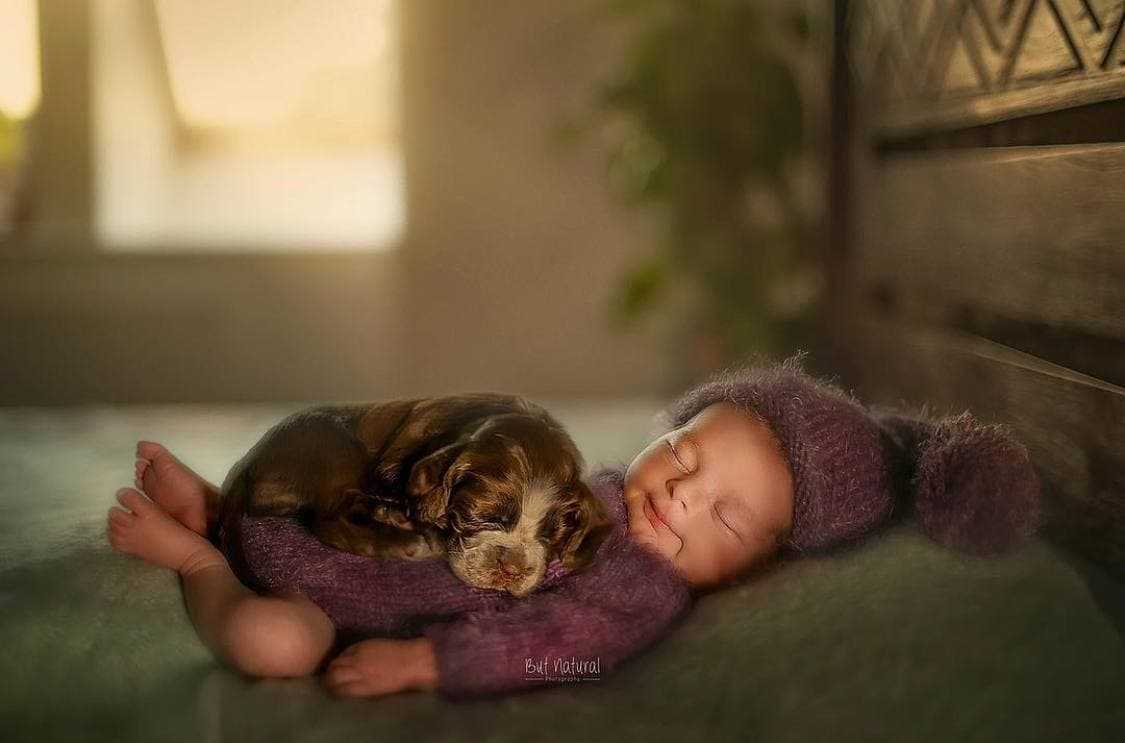 Fotograf snima novorođenčad kako se ljube sa životinjama, a slike su više nego preslatke